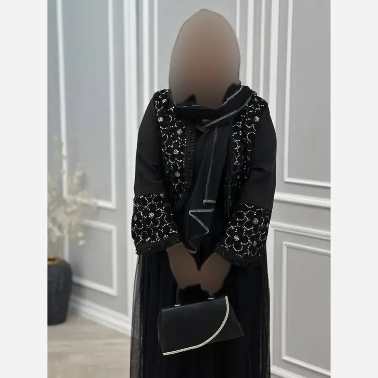 ست سه تیکه زنانه سوده شامل کت کرپ مازراتی گلدوزی شده دامن تور و شال فری سایز مشکی