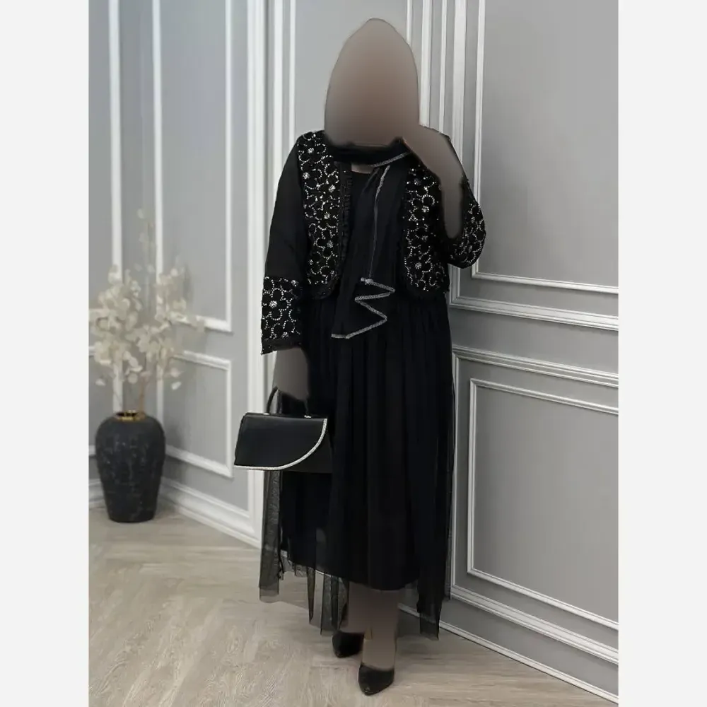ست سه تیکه زنانه سوده شامل کت کرپ مازراتی گلدوزی شده دامن تور و شال مشکی فری سایز 38 تا 46