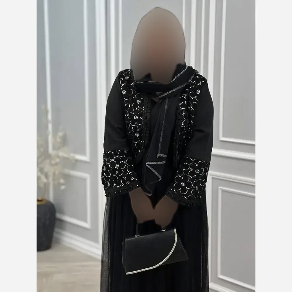 ست سه تیکه زنانه سوده شامل کت کرپ مازراتی گلدوزی شده دامن تور و شال فری سایز مشکی