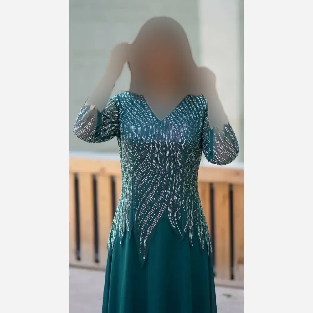 پیراهن ماکسی زنانه سایز بزرگ کرپ حریر نگیندار مدل دلبر رنگ مشکی و سبز