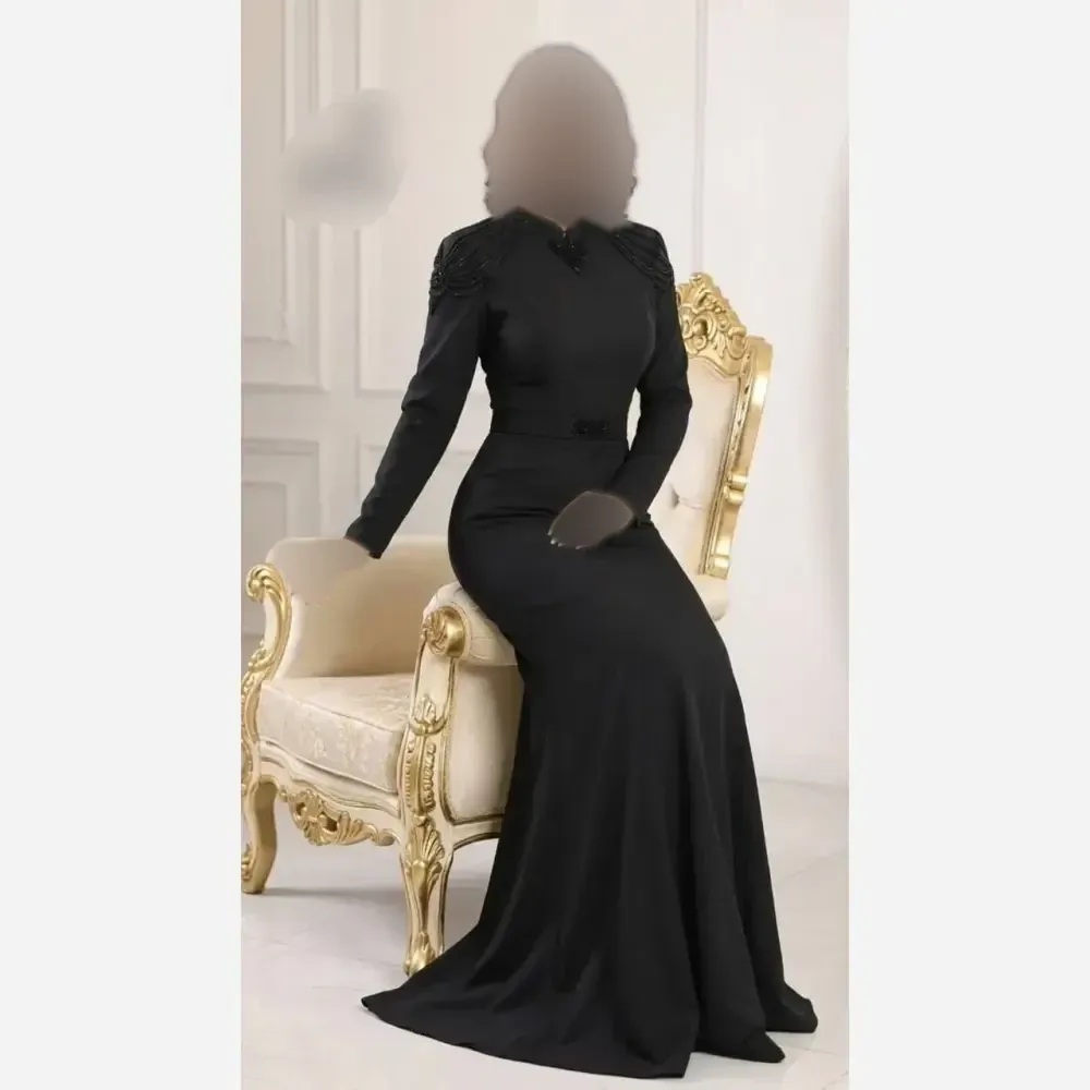 پیراهن مجلسی زنانه مازراتی مدل سوگند کاپدار با کمربند نگینی و سنگدوزی کریستال مشکی