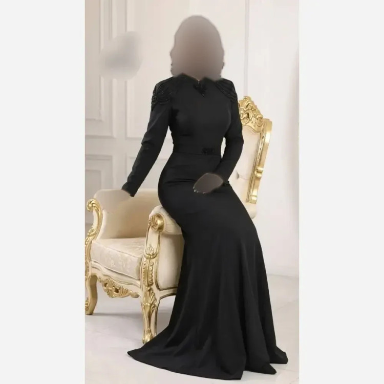 پیراهن مجلسی زنانه مازراتی مدل سوگند کاپدار با کمربند نگینی و سنگدوزی کریستال مشکی