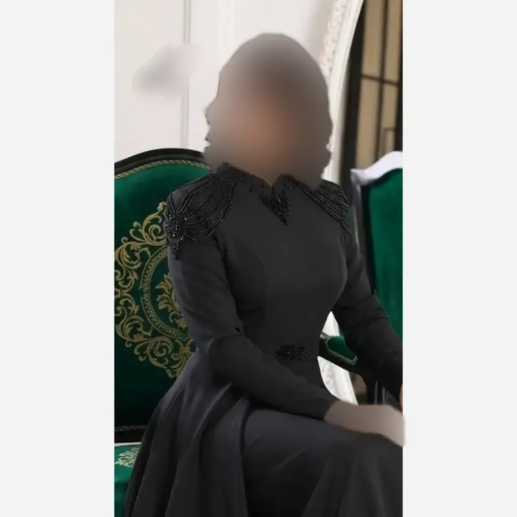 پیراهن مجلسی زنانه مازراتی مدل سوگند کاپدار با کمربند نگینی و سنگدوزی کریستال مشکی