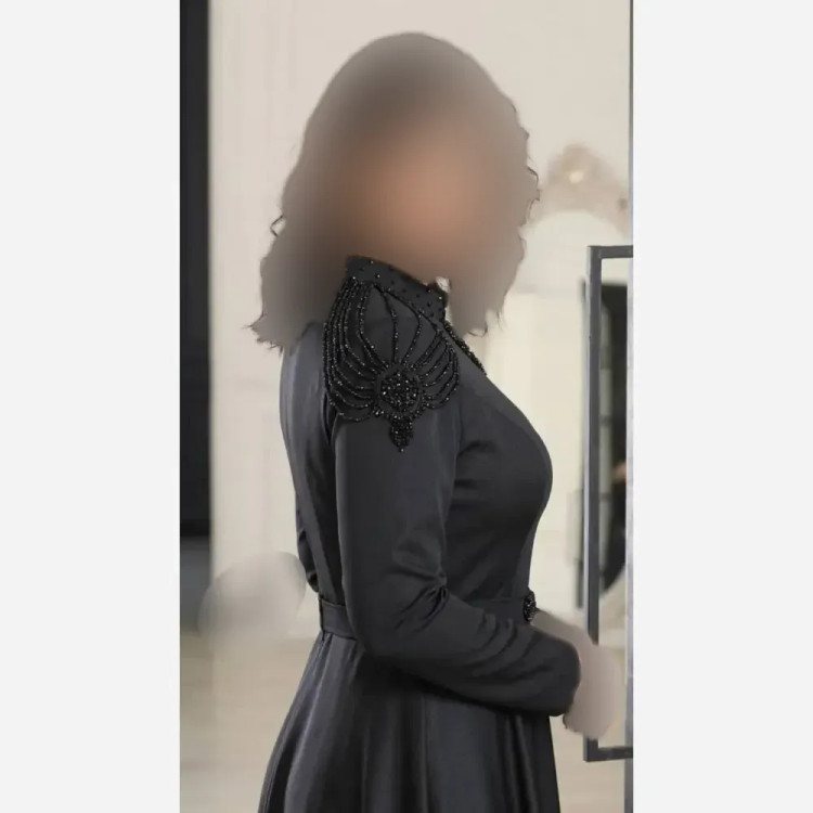 پیراهن مجلسی زنانه مازراتی مدل سوگند کاپدار با کمربند نگینی و سنگدوزی کریستال مشکی