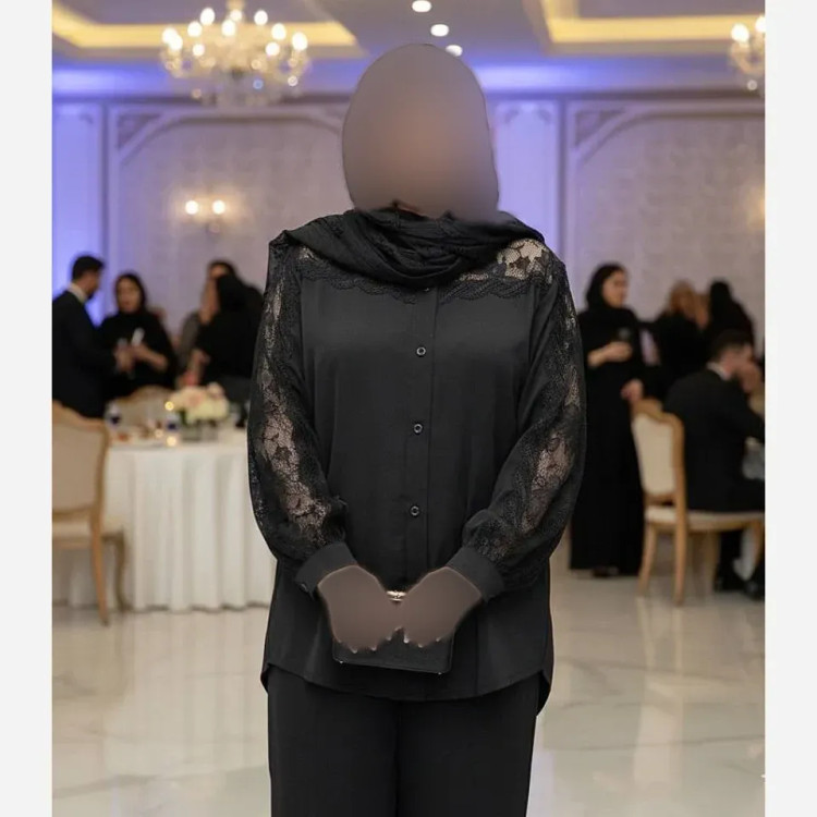 شومیز زنانه کرپ الیزه مشکی دکمهدار با خرجکار نوار قلاببافی و تور سایز بزرگ