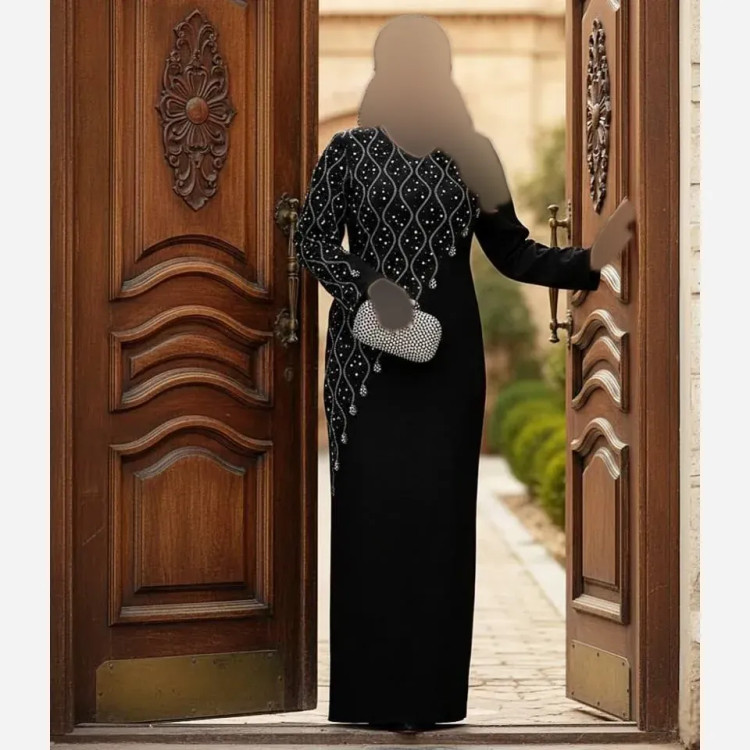 پیراهن مجلسی زنانه مدل تندیس جنس کرپ دالقیچ مشکی با تزئینات مروارید و نگین