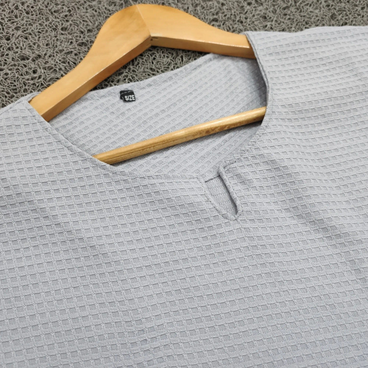ست تیشرت و شلوار مردانه یقه کوبایی پارچه مراکشی بیسکویتی رنگ طوسی روشن